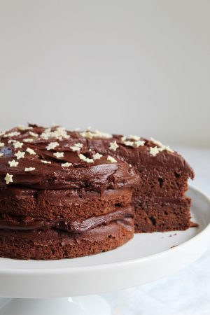 GLUTEN FREE CHOCOLATE CAKE RECIPE WITH THICK CHOCOLATE GANACHE FROSTING