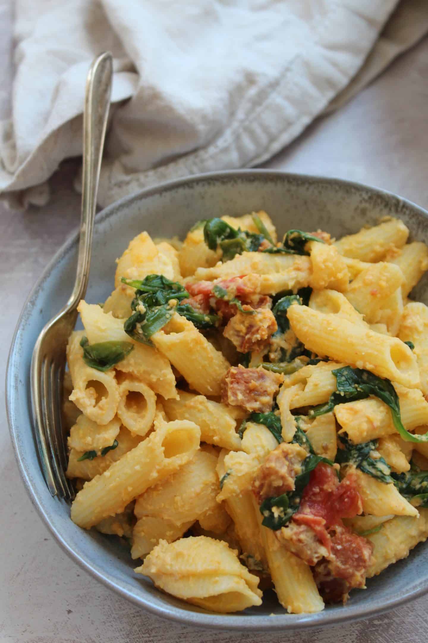 gluten free pasta recipe with houmous chorizo tomato and spinach - no cook sauce summer dinner idea (2)