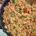 A pan of cajun chicken orzo.