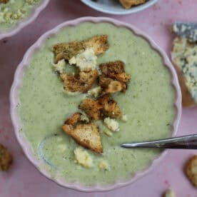 A bowl of broccoli and stilton soup with croutons.