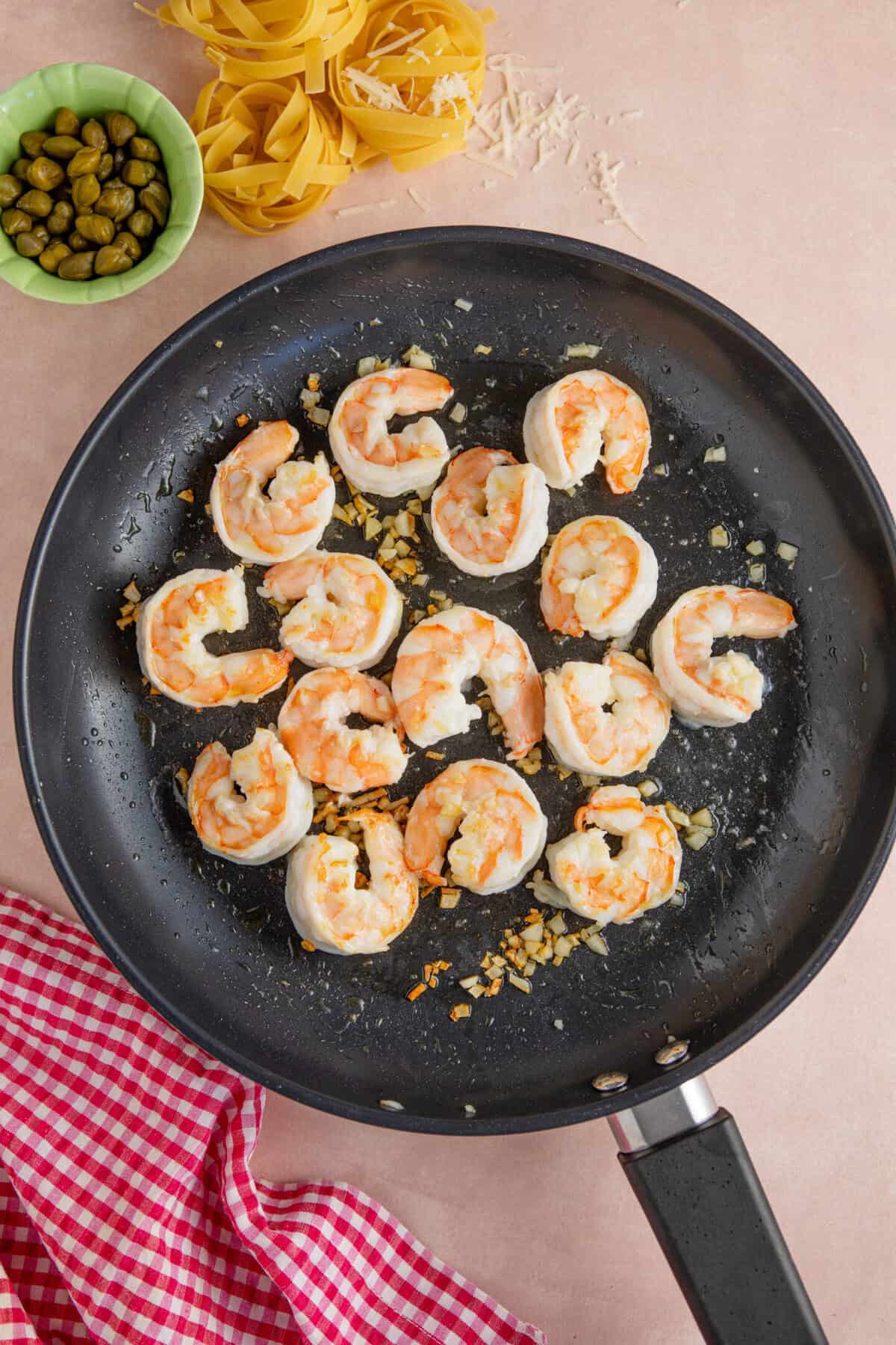 Cook the prawns and garlic in a frying pan.