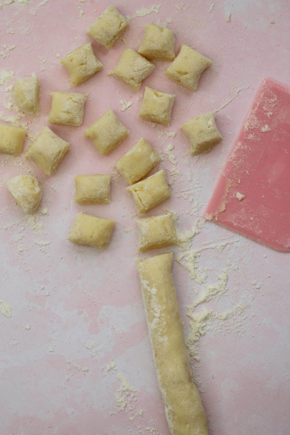 Cut the sausages of gnocchi dough into small pieces using a sharp knife.