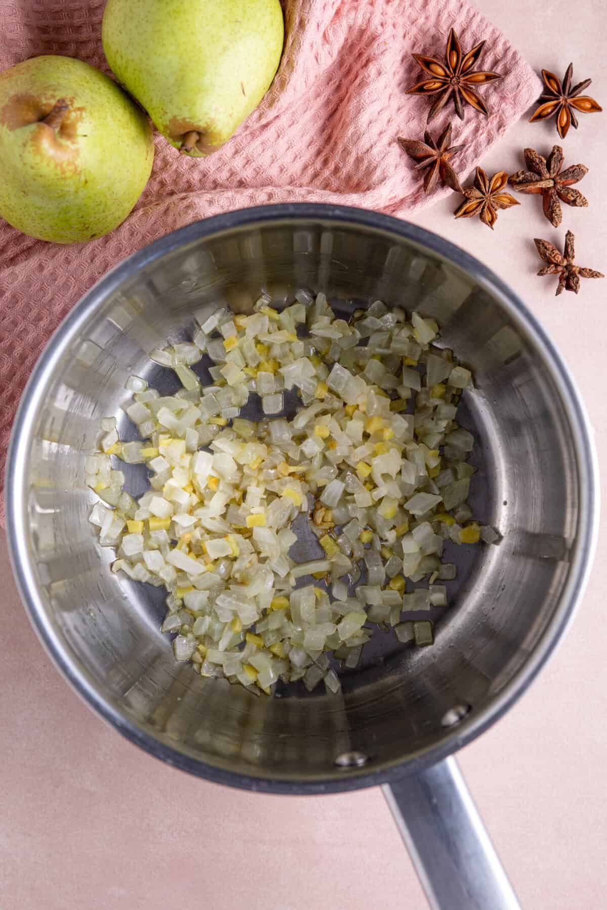 Fry the garlic, ginger and onion in a pan.