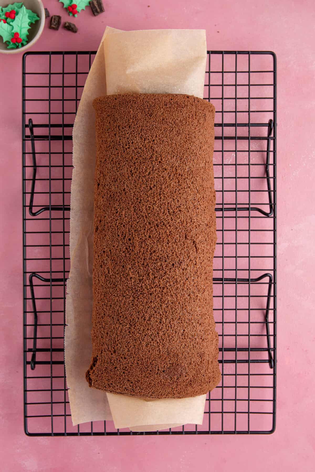 Roll the sponge up with the baking paper and leave to cool completely.