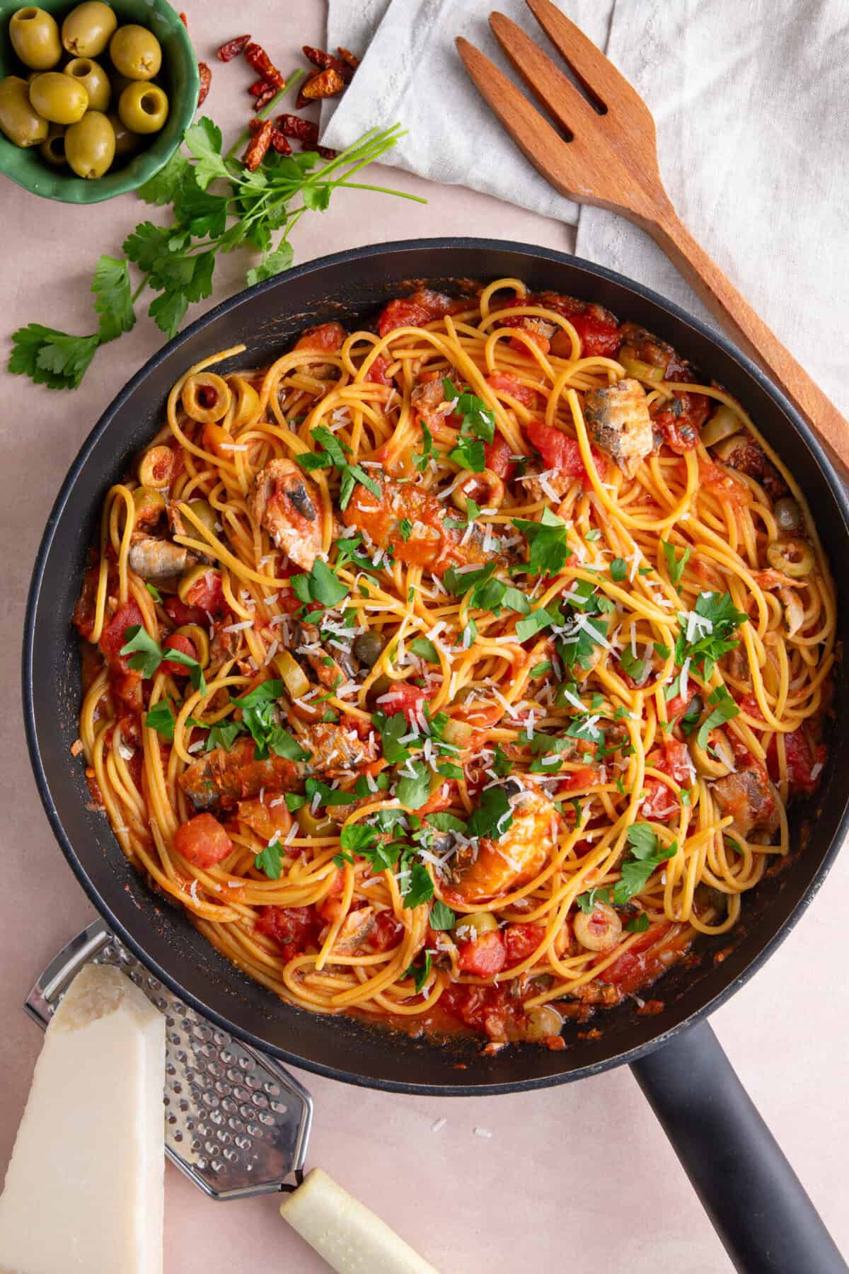 Process shot of sardine pasta recipe showing the finished sardine spaghetti in a pan.